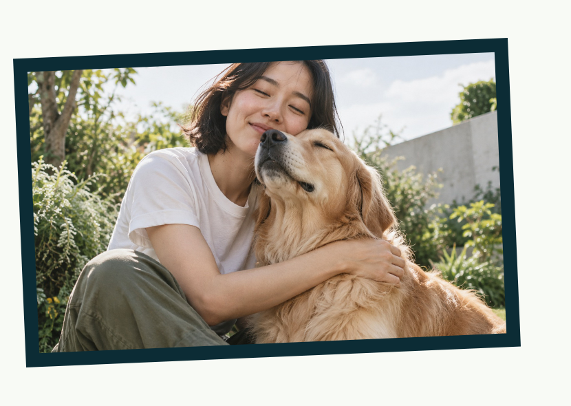 两位宠物主人在公园分享手机中的宠物报告，身边坐着金毛犬